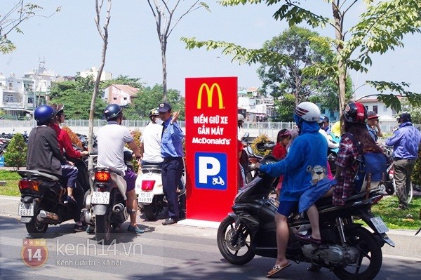 Người Sài Gòn xếp hàng dài trong nắng để được ăn Mc Donalds 6