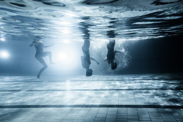 Xem người xếp hình dưới bể bơi trong chùm ảnh dưới nước 4
