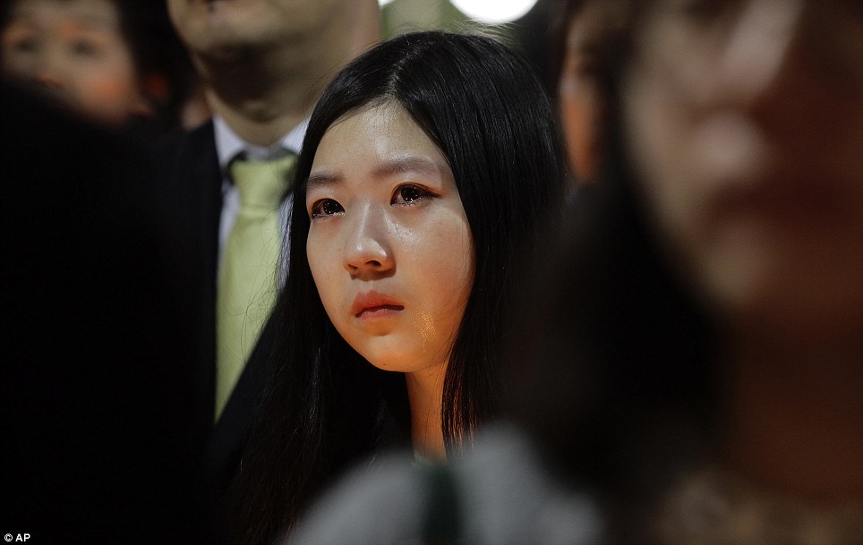 Một cô gái tỏ trà cho hành khách mất tích.  Con tàu bắt đầu niêm yết 33 giờ trước ngoài khơi bờ biển Hàn Quốc