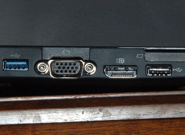 Cổng USB 3.0 (màu xanh dương) và cổng USB 2.0 (màu đen) trên laptop Lenovo.