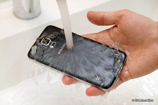 Xem khả năng chống nước tuyệt vời của Samsung Galaxy S5