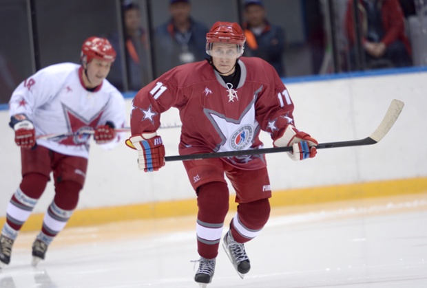 Tổng thống Nga Vladimir Putin tham gia một trận đấu giao hữu hockey trên băng ở Sochi, Nga.