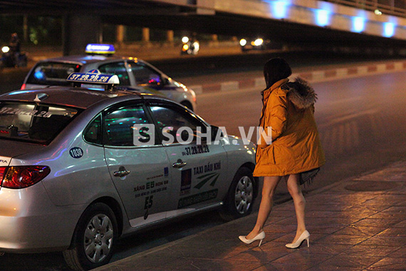 
	Sau đó bước đi thật nhanh chóng ra ngoài để bắt taxi.