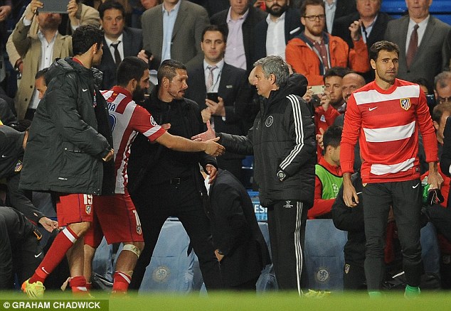 Trong khi ông thầy Mourinho muối mặt bắt tay Simeone và cầu thủ Atletico