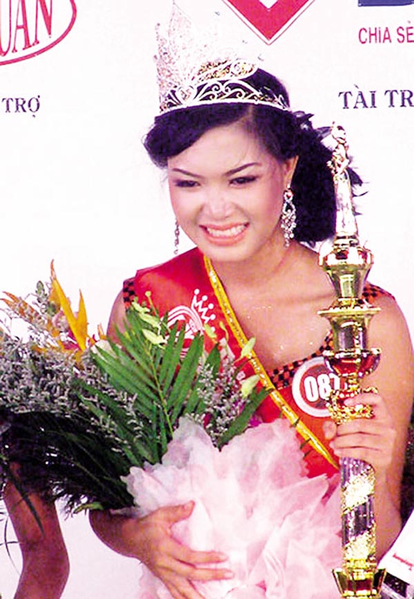 Rất xúc động khi trở thành Hoa hậu Việt Nam 2008, Thùy Dung cũng không bận tâm đến việc chiếc vương miện đội lệch ở trên đầu mình
