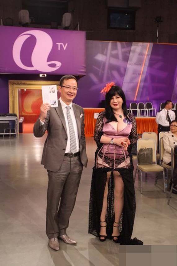 Hoa hậu Quý bà Cung Tuyết Hoa gây shock với bộ đồ phản cảm, kệch cỡm.