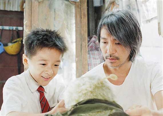 Trong phim, Từ Kiều vào vai cậu con trai thông minh nhưng nghịch ngợm của Châu Tinh Trì.