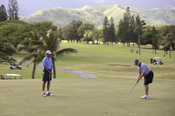  	Vào ngày thứ sáu, ông đã cùng gia đình đến thác nước Manoa Falls và đánh golf với phụ tá Marvin Nicholson cùng hai người bạn là Eric Whitaker và Bobby Titcomb - Ảnh: AP.