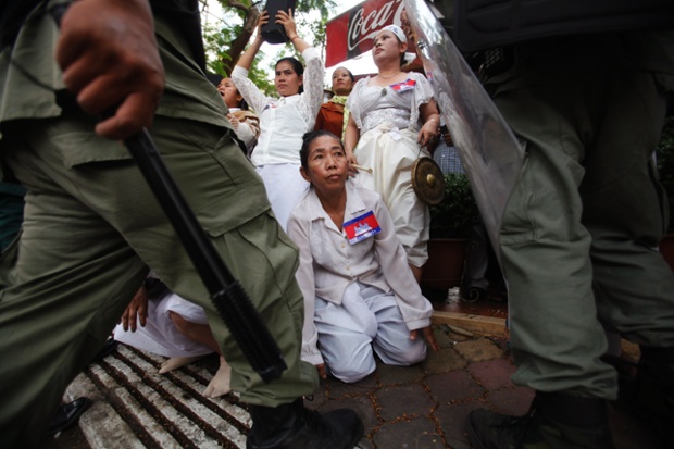 Cảnh sát phong tỏa đường phố khi người biểu tình cố gắng diễn hành tới tòa án tối cao ở Phnom Penh, Campuchia.