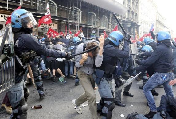 Người biểu tình đụng độ với cảnh sát chống bạo động trong cuộc biểu tình phản đối các biện pháp khắc khổ của chính phủ ở Rome, Italia.