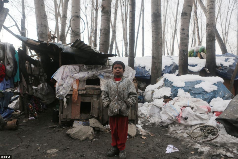 Sống trong cảnh nghèo đói và với hệ thống thoát nước, vệ sinh ít ỏi, các cư dân khu ổ chuột của Srinagar thấy khó để tồn tại ở thời điểm tốt nhất