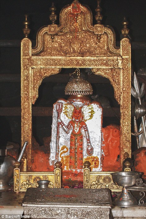 Một đóng lên của nữ thần Karni Mata trong đền thờ chuột ở Rajasthan, Ấn Độ