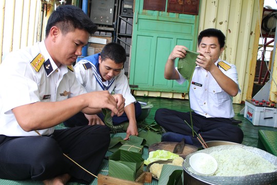 Rửa lá dong, gói bánh chưng đón Tết sớm ở nhà giàn Huyền Trân