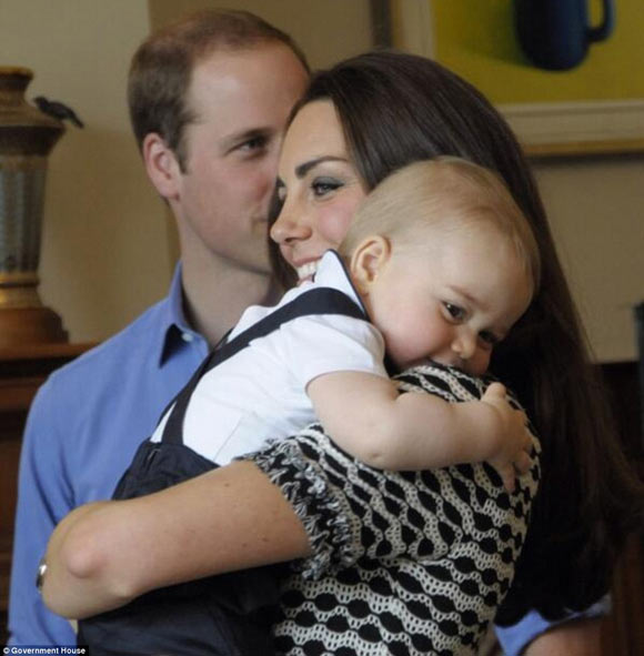 Vợ chồng hoàng tử William lép vế trước con trai siêu cute