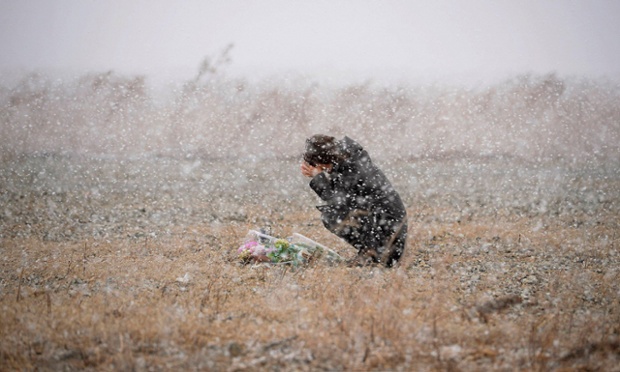Một phụ nữ cầu nguyện cho những nạn nhân thiệt mạng trong thảm họa động đất và sóng thần cách đây 3 năm ở Rikuzentakata, Nhật Bản.