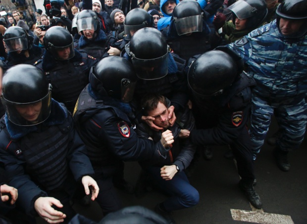 Cảnh sát bắt giữ một người biểu tình bên ngoài một tòa án ở Moscow, Nga.