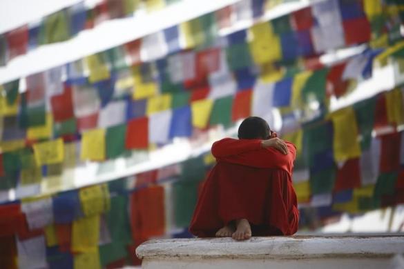 Một nhà sư ngồi nghỉ ngơi tại ngôi chùa Boudhanath Stupa ở Kathmandu, Nepal.