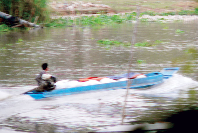 Một chiếc xuồng chở đường cát lậu chạy hết tốc độ trên kênh Vĩnh Tế (huyện Tịnh Biên, An Giang)