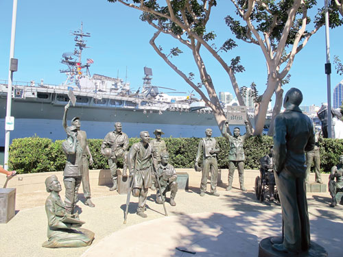  	Phục dựng hình ảnh chiến sĩ tham gia thế chiến lần thứ 2 - Phía sau là bảo tàngtàu sân bay USS Midway.