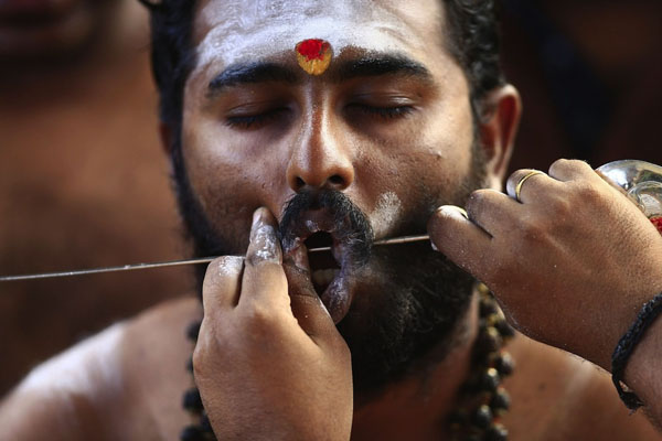 Đủ kiểu hành xác gột rửa tội lỗi của người Hindu - Ảnh 4