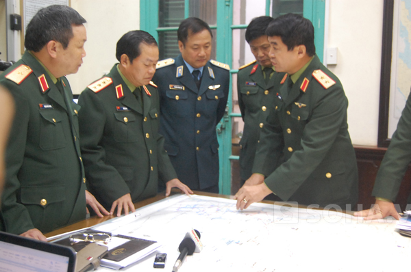 Trung tướng Võ Văn Tuấn (ngoài cùng, bên phải) đang báo cáo về tình hình tìm kiếm với Thượng tướng Đỗ Bá Tỵ, Tổng tham mưu trưởng, Thứ trưởng Bộ Quốc phòng.