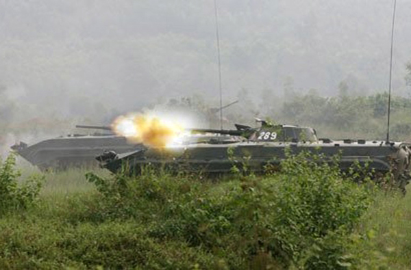 BMP-2 có trọng lượng 14,3 tấn; dài 6,72m; rộng 3,15m; cao 2,45m với kíp lái 3 người (chở thêm được 7 lính bộ binh cùng vũ khí). (Trong ảnh: xe chiến đấu bộ binh BMP-1)