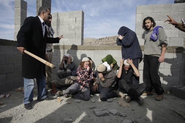 Những người định cư Do Thái Israel bị những người dân Palestine bắt giữ trong một tòa nhà đang xây dựng ở Qusra, Bờ Tây.