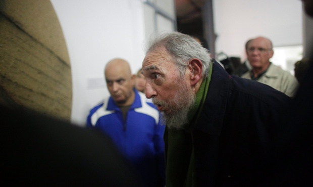 Cựu Chủ tịch Cuba Fidel Castro xuất hiện tại buổi khai mạc một triển lãm nghệ thuật ở Havana.
