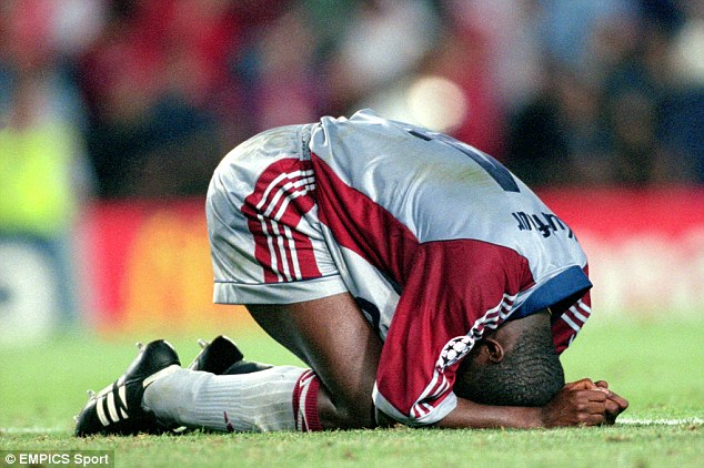  	Hậu vệ của Bayern Munich, Samuel Kuffour, đã sốc nặng khi thua ngược Man United ở những phút cuối trận Chung kết Champions League 1999