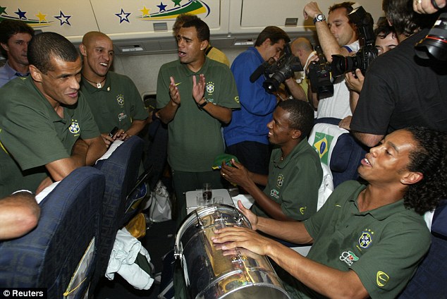 Ronaldinho chơi trống để các đồng đội ở tuyển Brazil như Rivaldo, Roberto Carlos, Denilson và Roque Junior hát theo sau khi chiến thắng World Cup 2002