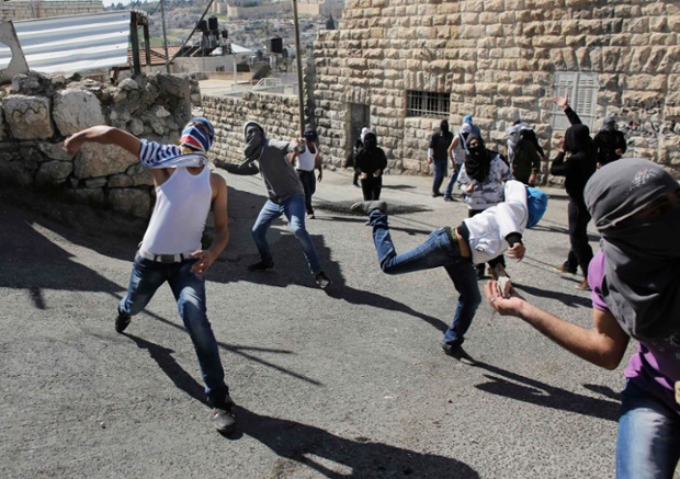 Những người biểu tình Palestine ném đá về phía cảnh sát Israel.trong cuộc đụng độ ở Jerusalem.