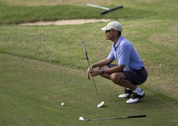  	Vào ngày thứ bảy, sau một buổi chơi golf buổi sáng, Tổng thống Obama đã 	đi dạo ở bãi biển với gia đình vào hoàng hôn và đã có bữa ăn tối tại nhà 	hàng Nhật Bản Nobu - Ảnh: AP.