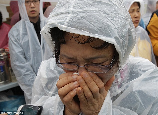 Cảm xúc: Một vi phạm liên quan xuống trong nước mắt trên Jindo, nơi các thành viên gia đình đã bị buộc phải chờ đợi trong khi các hoạt động cứu hộ vẫn tiếp tục