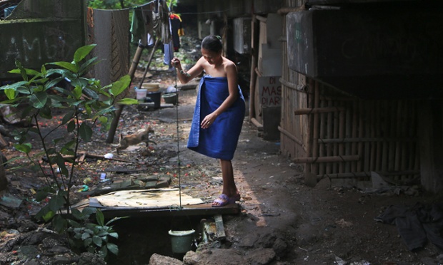 Một phụ nữ lấy nước từ giếng để tắm ở Jakarta, Indonesia.