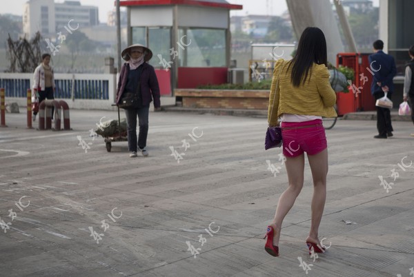 Chân dung những cô gái Việt hành nghề mại dâm tại cửa khẩu trên báo Trung Quốc 13