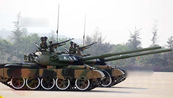 Xe tăng chiến đấu chủ lực Type-59D do Trung Quốc sản xuất đang tiến qua lễ đài.