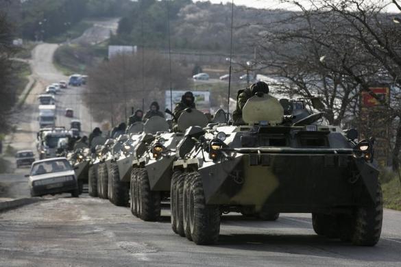Các binh sĩ được cho là thuộc quân đội Nga di chuyển bằng xe bọc thép chở quân tại thành phố cảng Sevastopol, Crimea.