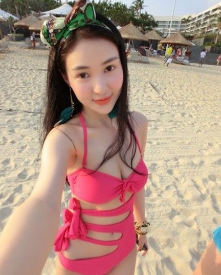 Hot girl tai tiếng Trung Quốc khoe ảnh sexy bên bãi biển 8