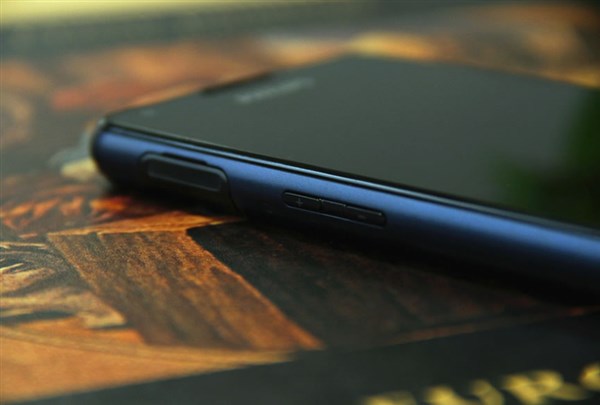 Philips W6618 – Smartphone sở hữu pin ‘cực khủng 5.300mAh