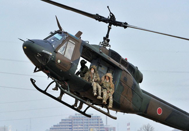Binh sĩ thuộc Lực lượng phòng vệ mặt đất ngồi trên trực thăng UH-1 trong cuộc tập trận tái chiếm đảo hôm 12/1