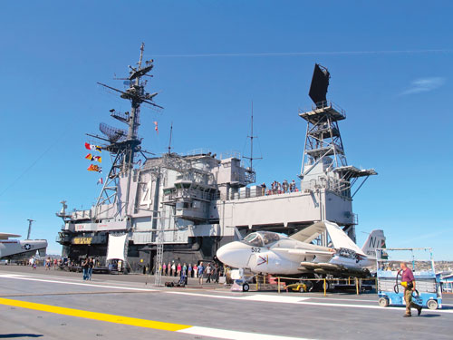  	Đài chỉ huy tàu sân bay USS Midway.