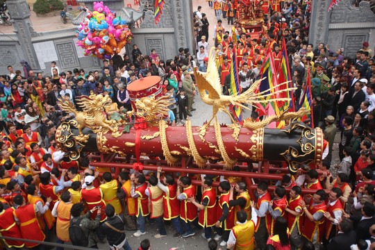 Quả pháo tượng trưng để thờ dù không phải là pháo thật nhưng rất nặng và cần đến 30 trai tráng khoẻ mạnh thay nhau khiêng  