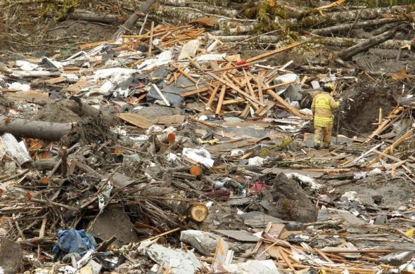 Nhân viên cứu hộ tìm kiếm nạn nhân giữa đống ngổn ngang tại hiện trường vụ lở đất ở Oso, Washington, Mỹ.