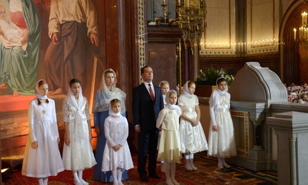 Thủ tướng Nga Dmitry Medvedev và vợ Svetlana Medvedeva tham gia một buổi lễ tại nhà thờ Savior ở Moscow, Nga.