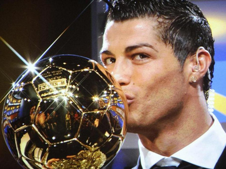  	Ronaldo lần thứ 2 đoạt danh hiệu bóng vàng.