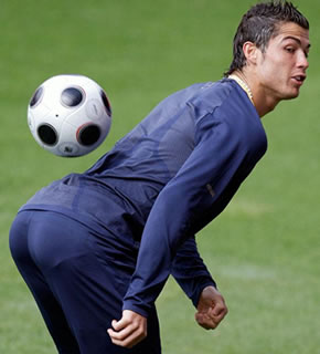 Thích thú với các va chạm đồng giới, Cris Ronaldo còn điệu... chảy nước khi chơi bóng!