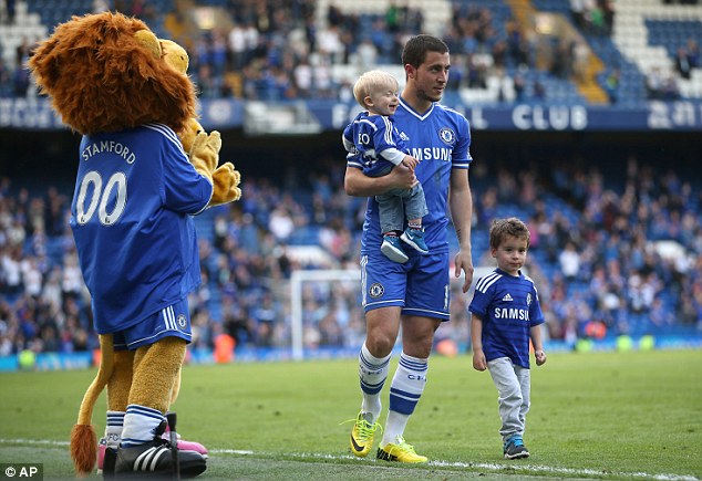 Hazard mang con tới Stamford Bridge để chào tiễn biệt?