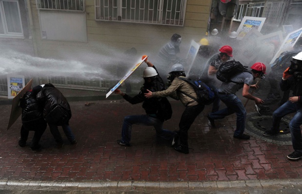 Cảnh sát dùng vòi rồng phun nước để giải tán người biểu tình ở Istanbul, Thổ Nhĩ Kỳ.