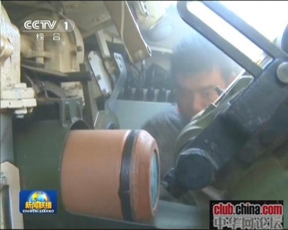  	Một người lính thao tác với hệ thống nạp đạn tự động trên xe tăng Type 99. Có tất cả 22 viên đạn 125 mm lắp trong hệ thống này. Ảnh: CCTV 1.