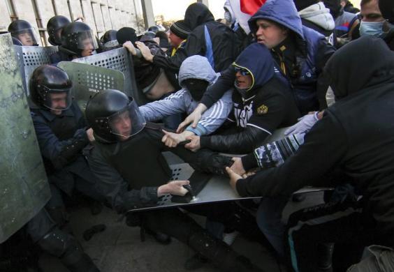 Những người biểu tình ủng hộ Nga đụng độ với cảnh sát chống bạo động gần tòa nhà chính quyền vùng ở Donetsk, Ukraine.